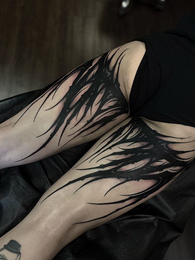 black lines tattoo on thighs
